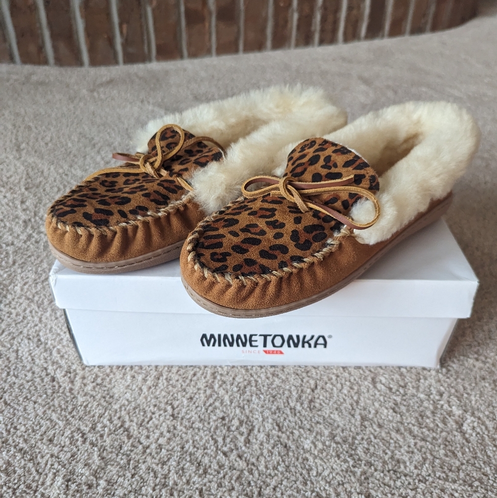 Minnetonka women's slippers leopard tan size 7 NWT